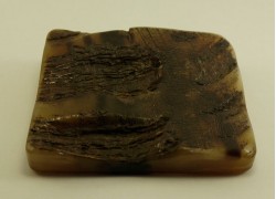 Брошь из рога квадратная