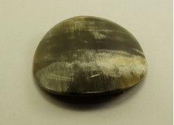 Брошь из рога круглая