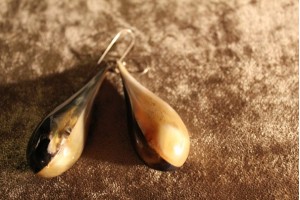 Серьги из рога в форме капель