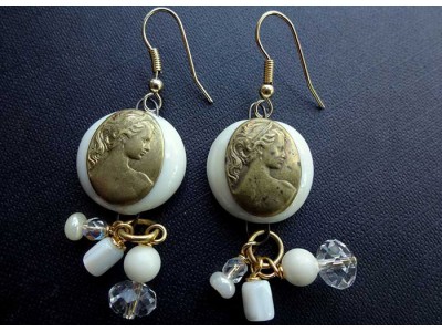 Серьги из стекла Мурано белые с камеей