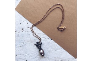 Кулон из бронзы с грифоном и жемчужиной